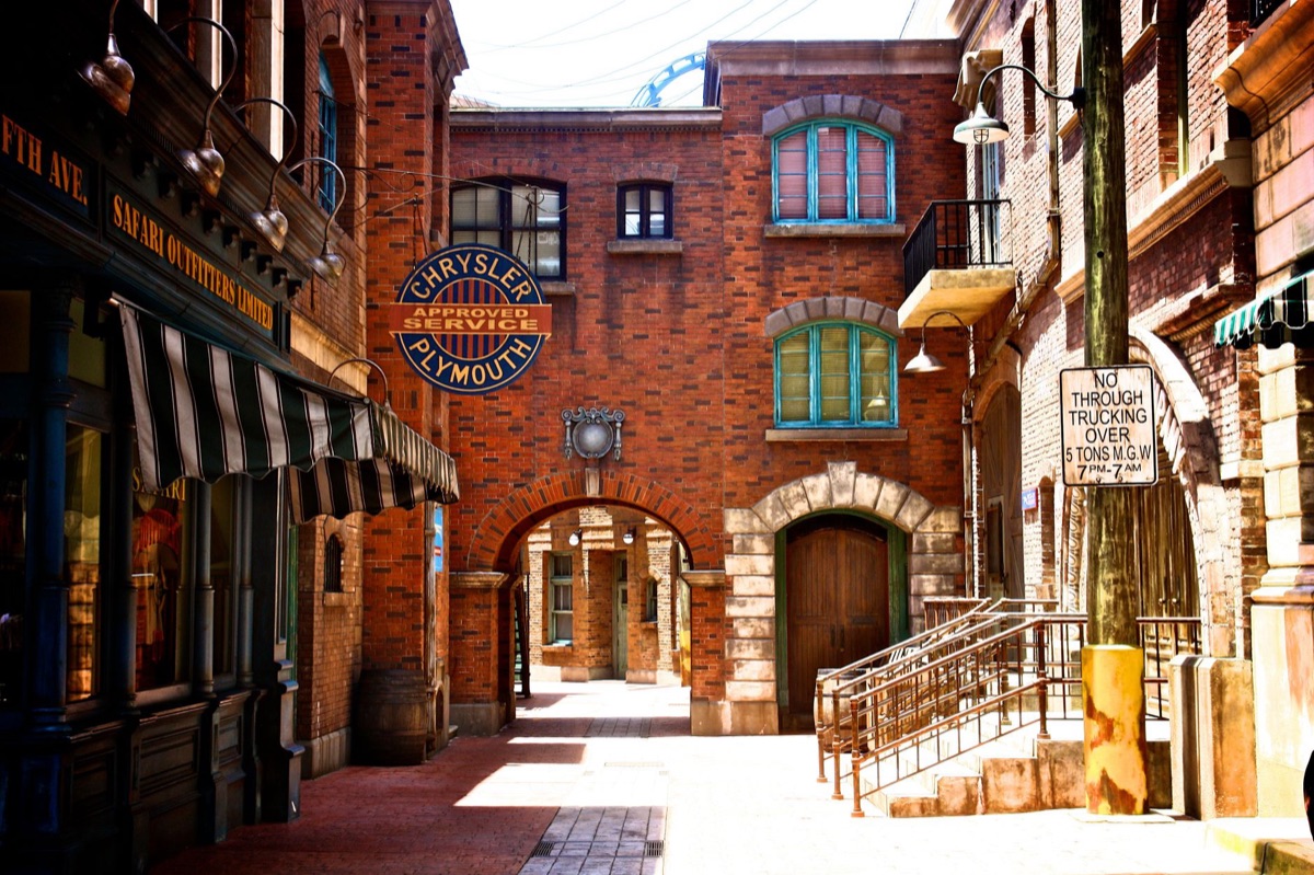 Universal Studios Waiting Line Strategy
