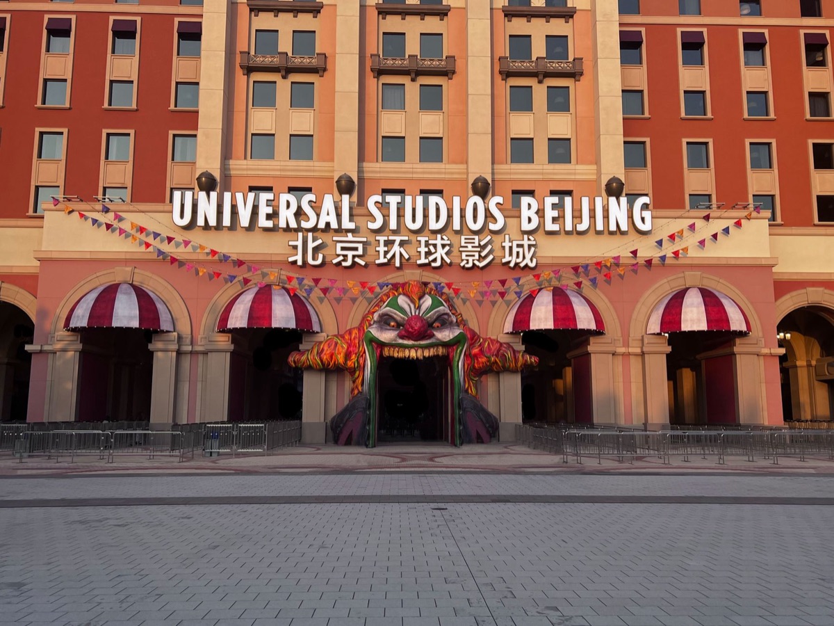 universal studios waiting line strategy with golden path leading to ride
