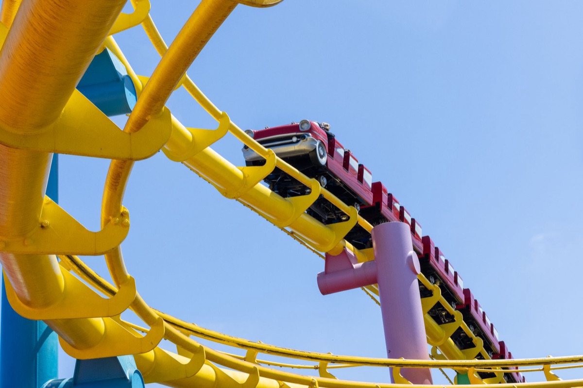 Ruta de oro para esperar en la fila de roller coaster