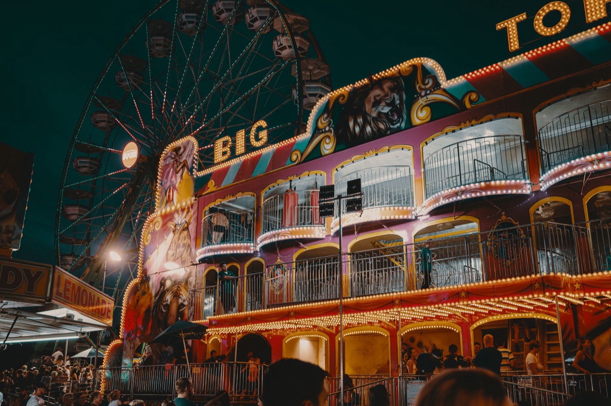 Gestión de espera en la fila de roller coaster