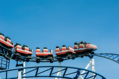 Rollercoaster wachtrijen slim doorstaan met deze 8 tips