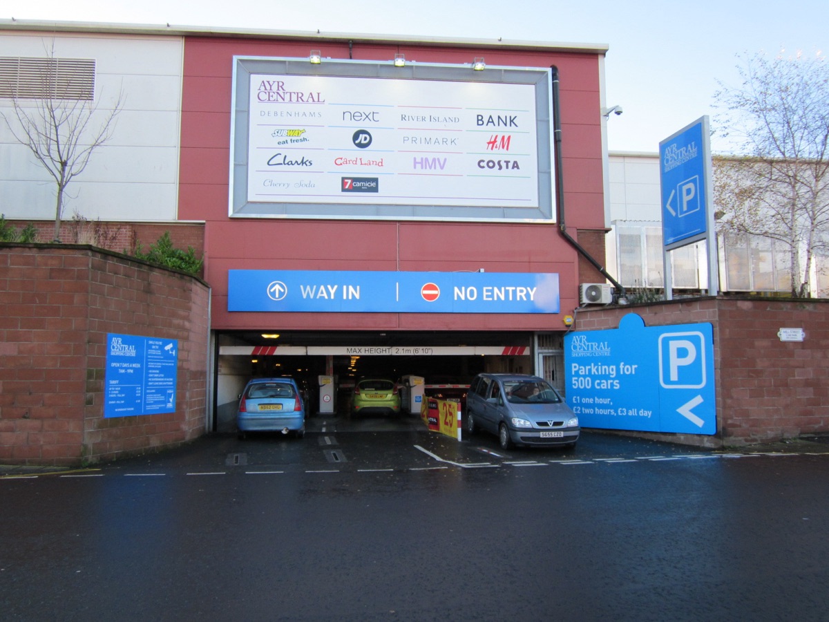 auto estacionado en centro