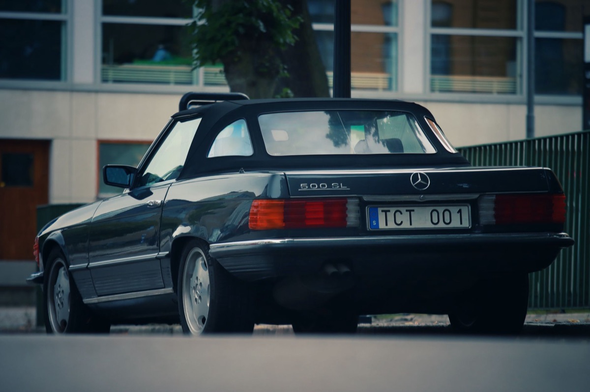 carro esportivo em avenida de la