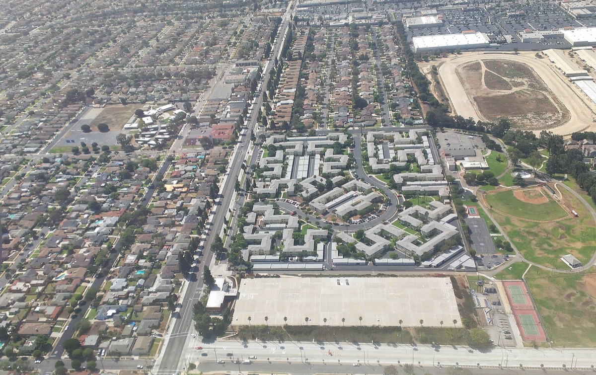 South Central LA-Neighborhood mit vielfältigen Menschen und Straßenzeichen