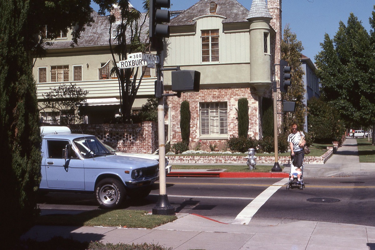 brazilian: luz de rua e area residencial em los angeles