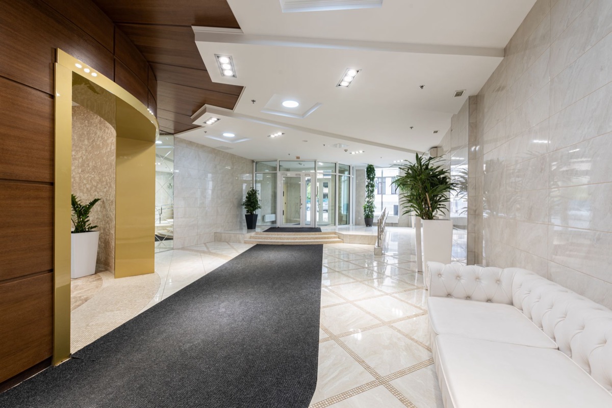 lobby de hotel com portas de vidro