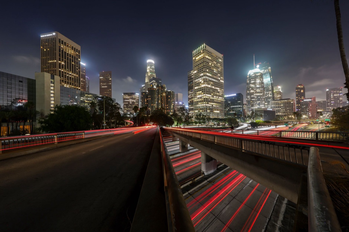 escuridão da noite com a paisagem da avenida de Los Angeles
