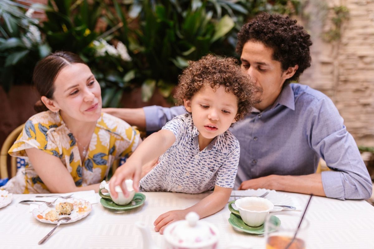Familia comiendo en un restaurante de California