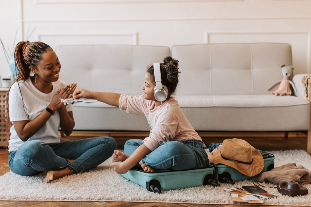 família com malas de viagem
