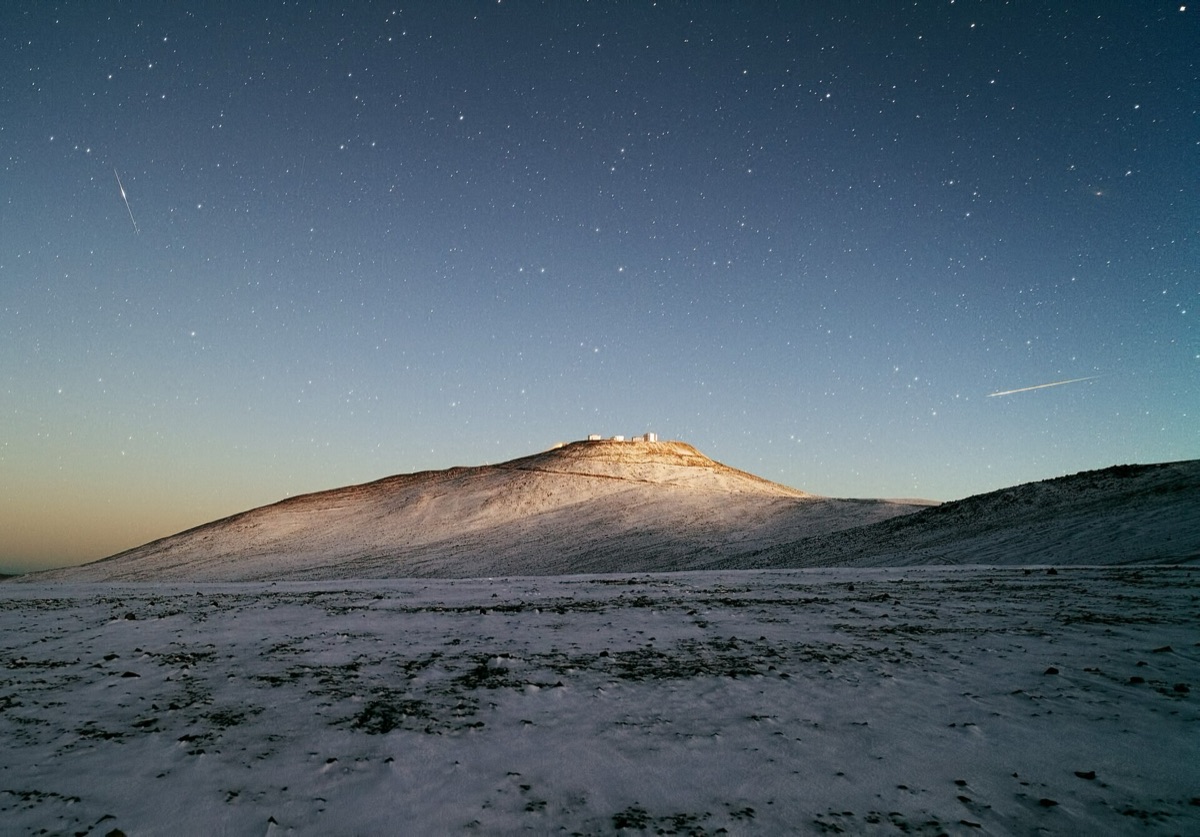 Landscape désertique avec des montagnes distantes