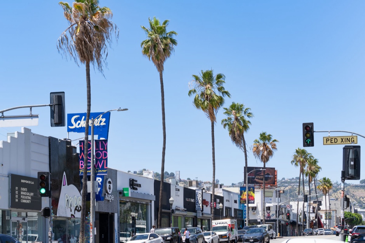 Signe hollywoodienne avec des passants