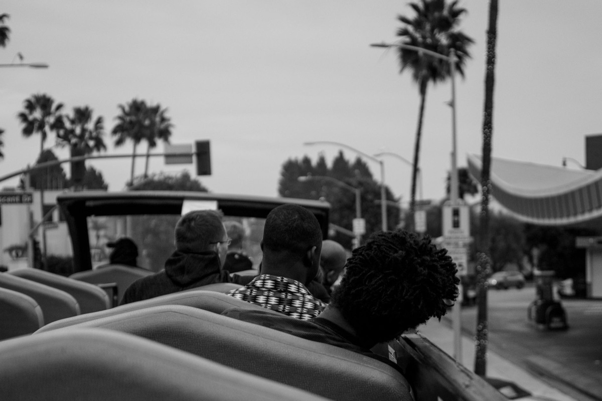 Guida turistica a Hollywood: un'immagine realistica di una guida turistica che spiega i luoghi iconici