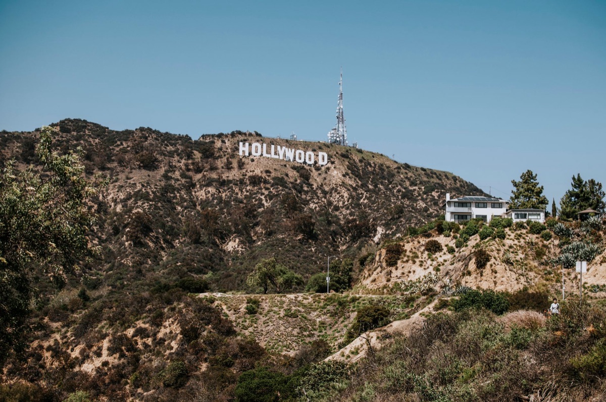 Guia local apontando para pontos turísticos de Hollywood
