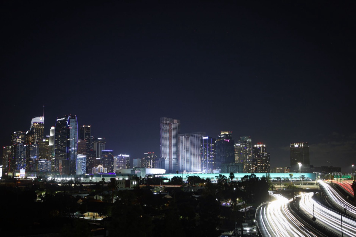 Vue de dessus d'un appartement à Los Angeles avec cuisine et vue sur la ville