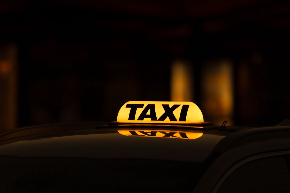 Un taxi van all'atterba