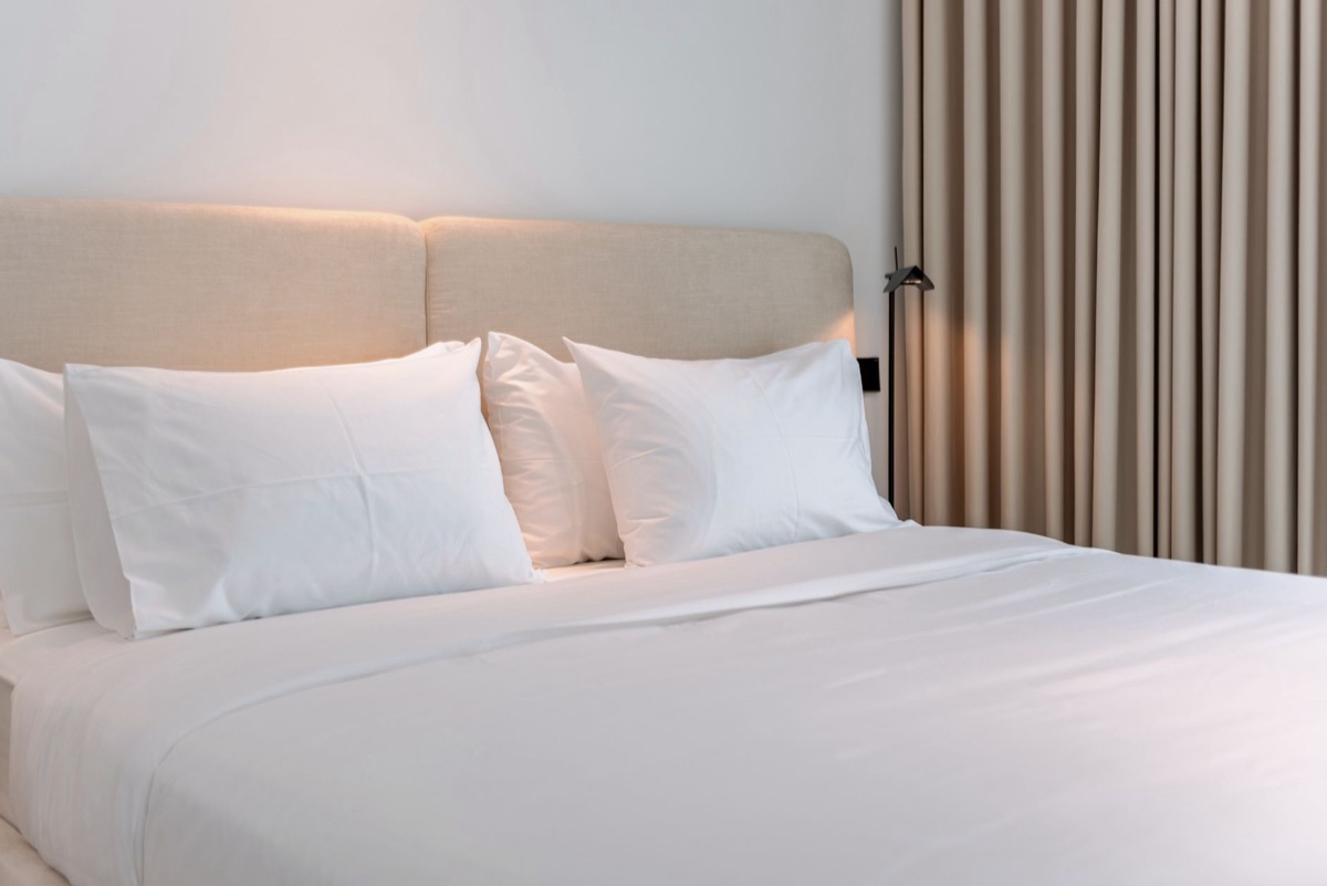 quarto de hotel de baixo orçamento com luz da noite