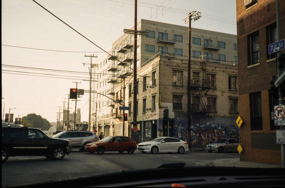 un angolo di strada a Los Angeles con un cartello di un locale