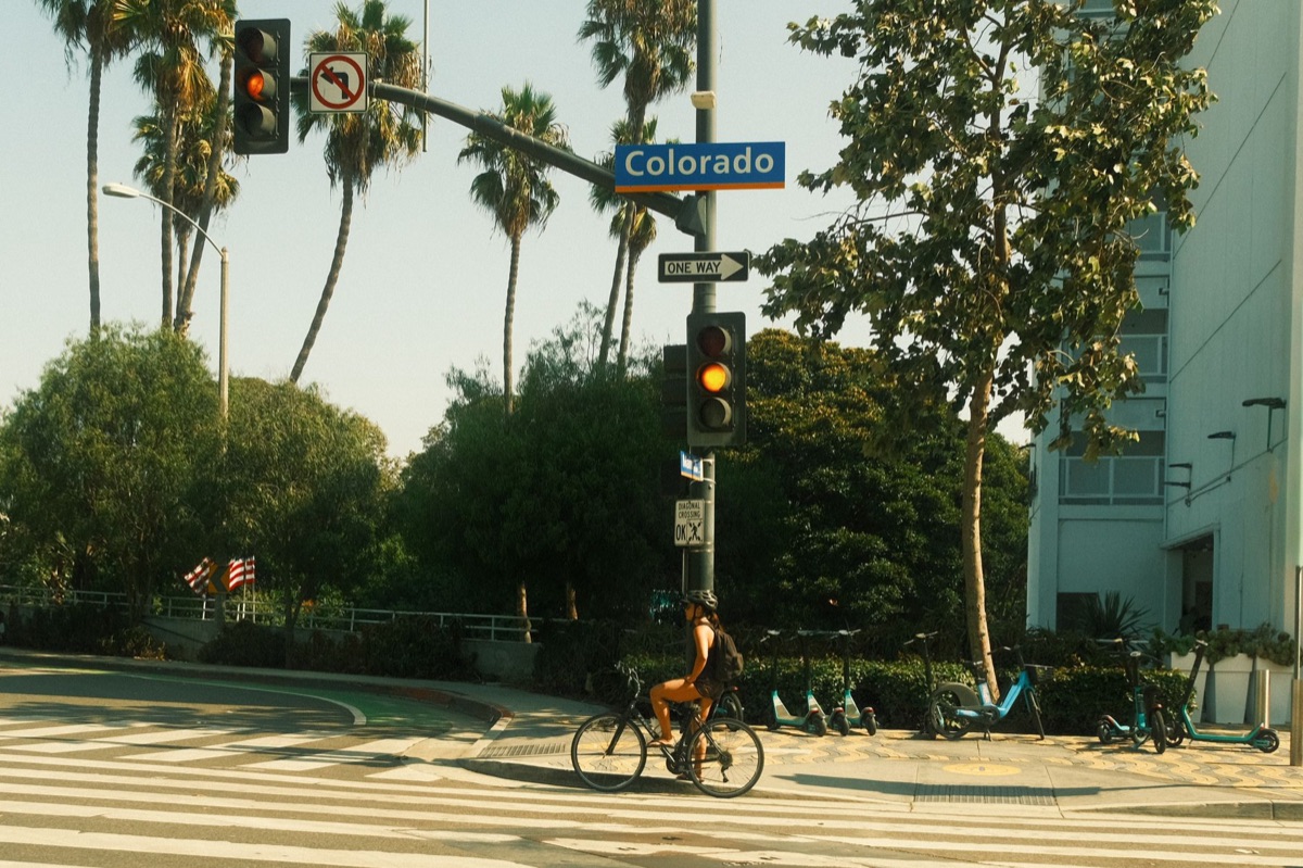un pedone a Los Angeles con una mappa in mano