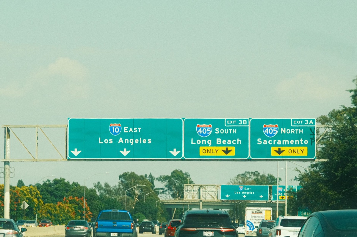 Sinal 'i love la' em avenida de Los Angeles