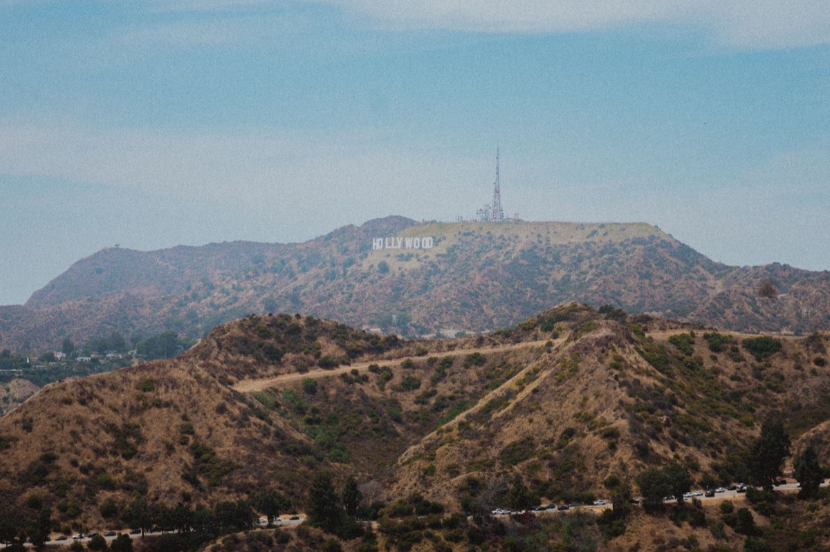 Un signe de Hollywood avec des passants