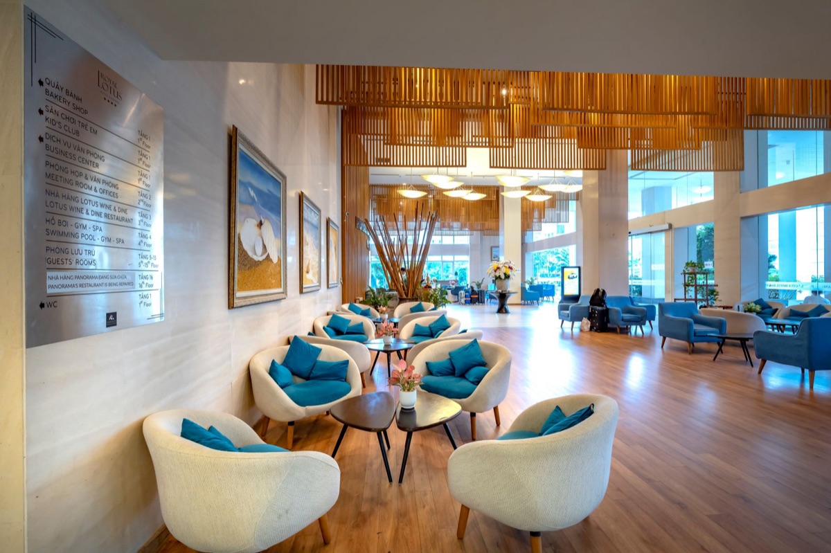hotel lobby met lokale kaart en reisinfo
