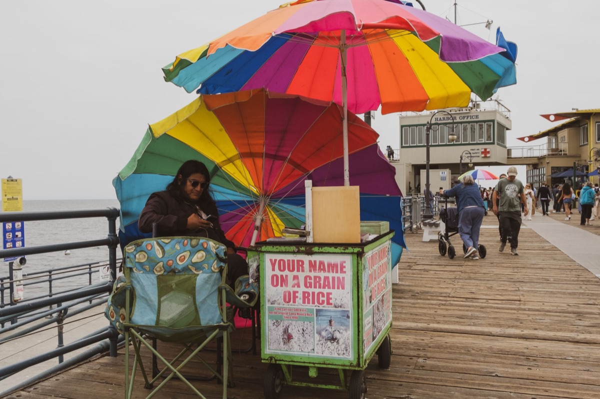 praia de Santa Monica com calçadão