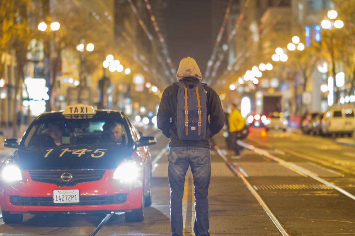 Un voyageur en attente devant un comptoir de location de voiture