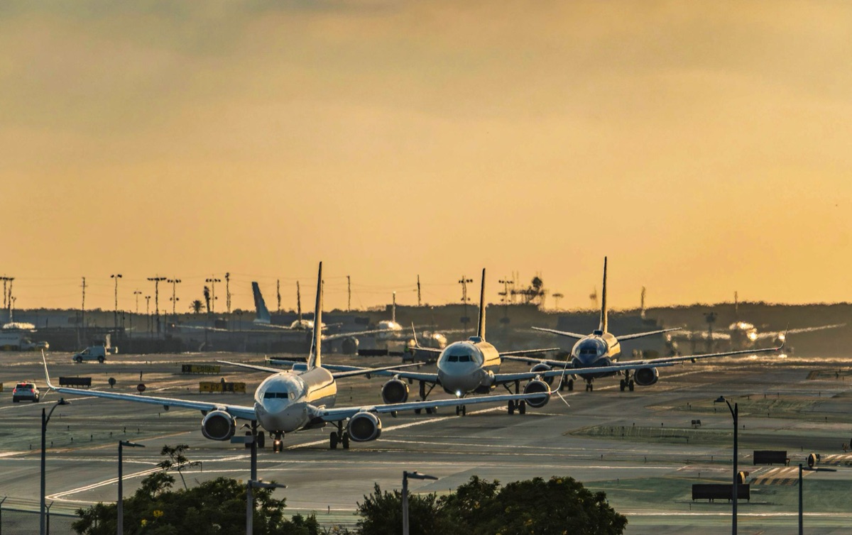 fila de aluguel de carro no aeroporto