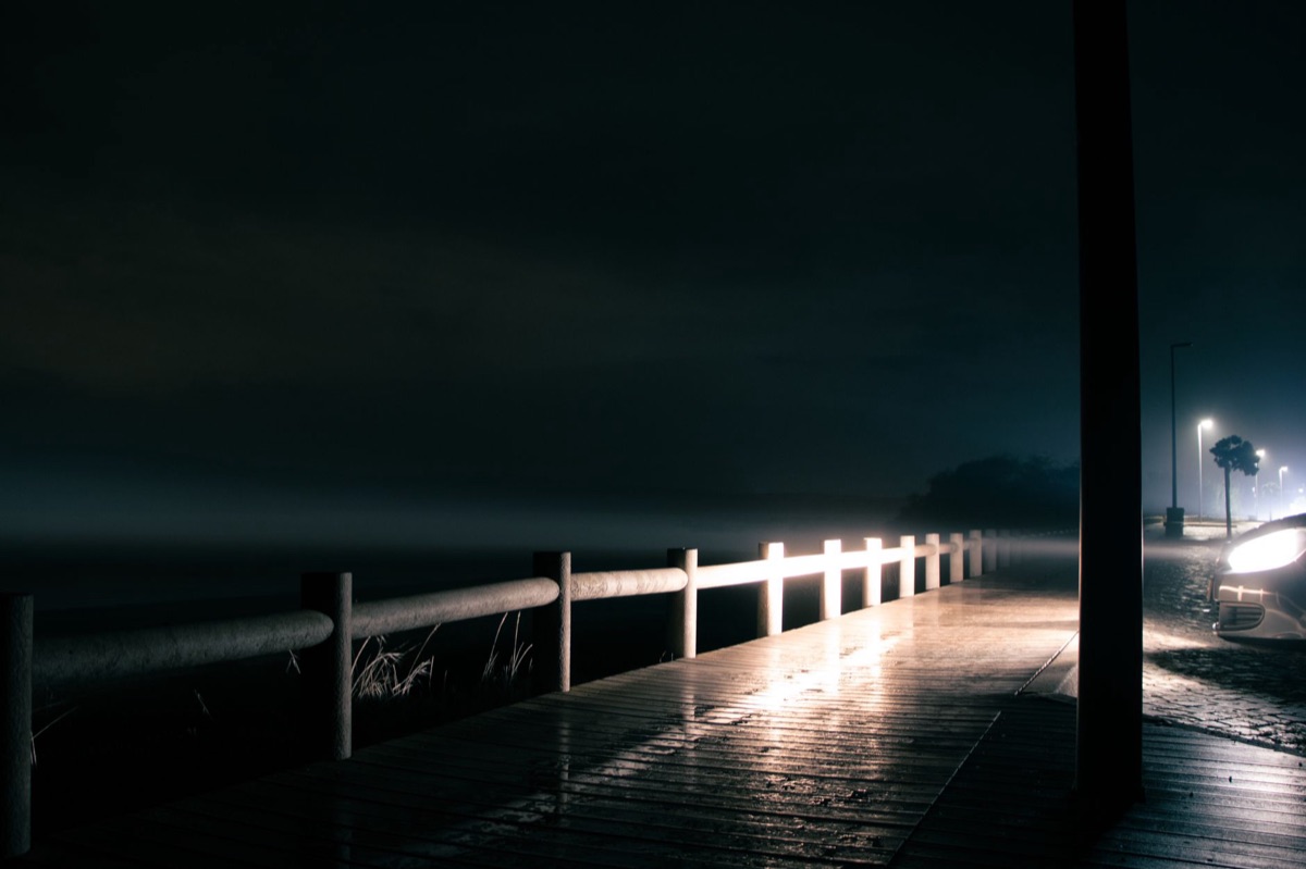 Camino peatone con luces de seguridad a la noche