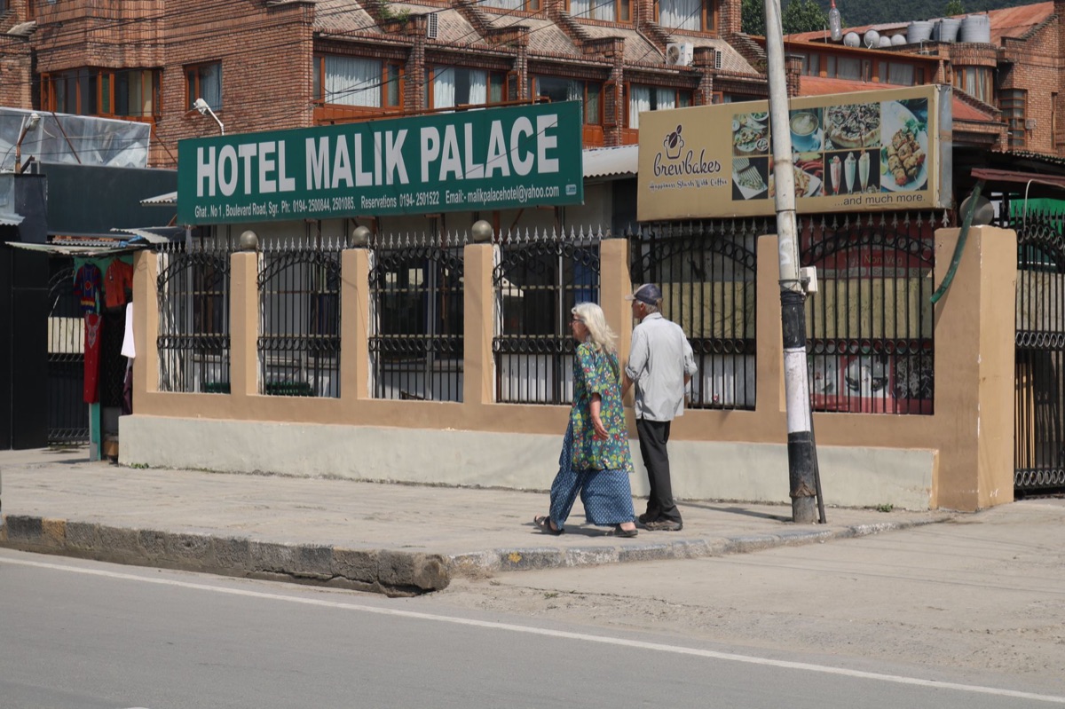 Un residente local señalando un hotel